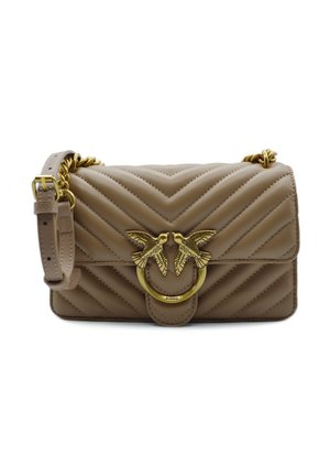 Beige kviltet lærveske med gullhardware, med doble fugleakcenter og en sirkulær ringlås. Justerbar kjede-rem inkludert.