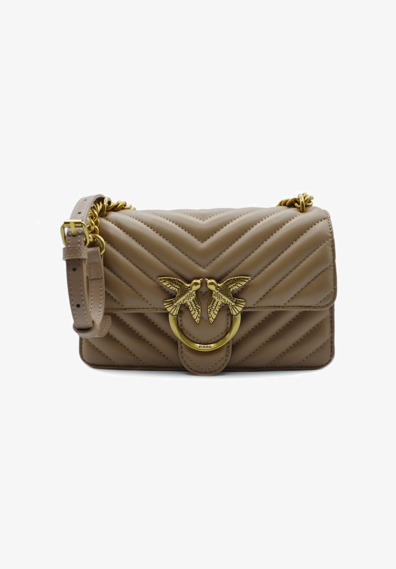 Béžová prešívaná kožená taška so zlatými kovaniami, s dvojitými akcentmi vtáčikov a kruhovým uzáverom. Súčasťou je nastaviteľný reťazový popruh.