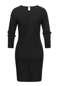 Czarna dopasowana sukienka z rękawami do połowy przedramienia, zaokrąglonym dekoltem i otwarciem na plecach w kształcie klucza. Gładka faktura i długość do kolan.