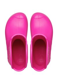 Sabots en caoutchouc rose avec un design perforé, bout arrondi et arrière ouvert. Semelle intérieure texturée avec le logo de la marque visible. Fini lisse dans l'ensemble.