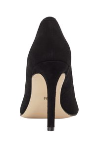 Pantof de înălțime din suede negru, cu vârf ascuțit și toc subțire stileto. Exterior neted cu o textură mată și un design minimalist.