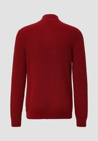 Dunkelroter gestrickter Pullover mit langen Ärmeln und geripptem Kragen, Bündchen und Saum, von hinten vor einem schlichten Hintergrund gezeigt.