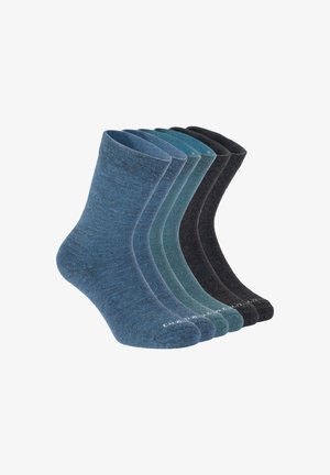 Sechs Paar Crew-Socken in verschiedenen Blau-, Teal- und Schwarztönen, nebeneinander auf einem weißen Hintergrund angeordnet.
