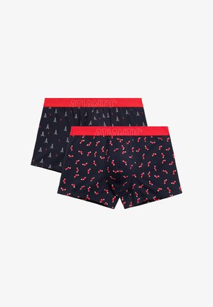 Granatowe bokserki z dwoma wzorami: jednym z białymi drzewkami i czerwonymi ozdobami, drugim z czerwonymi skarpetkami. Oba mają czerwoną gumkę z logo "ATLANTIC".