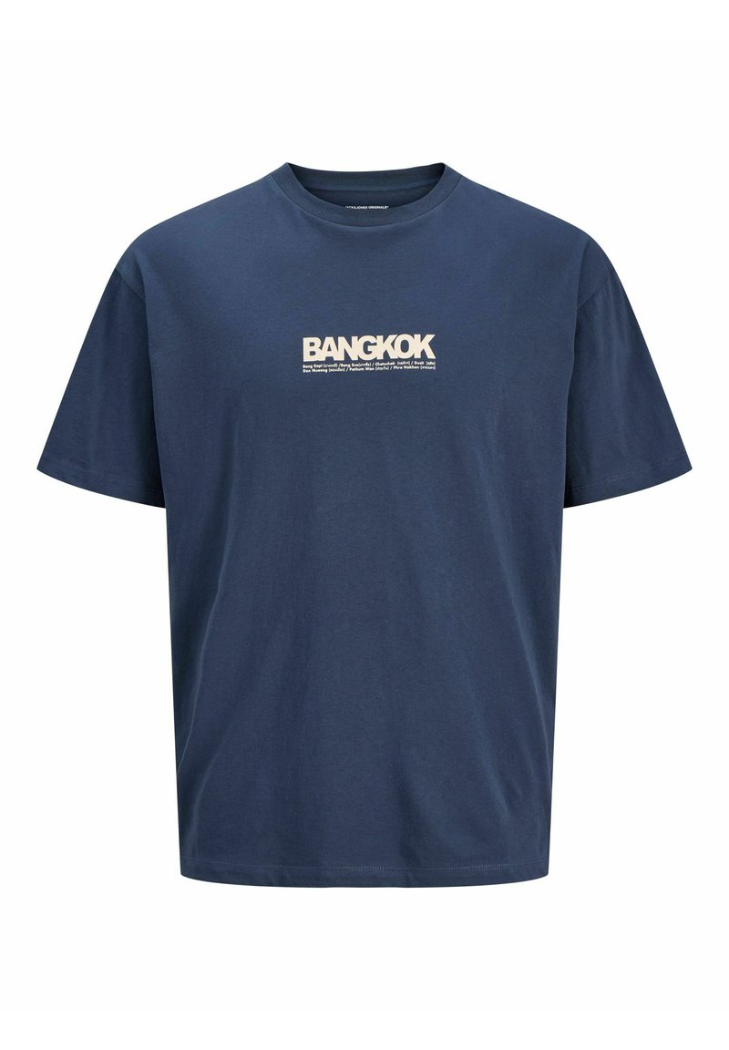 Marineblauw katoenen T-shirt met een ronde hals, korte mouwen en een crèmekleurige tekstgrafiek met de tekst "BANGKOK" op de voorkant.