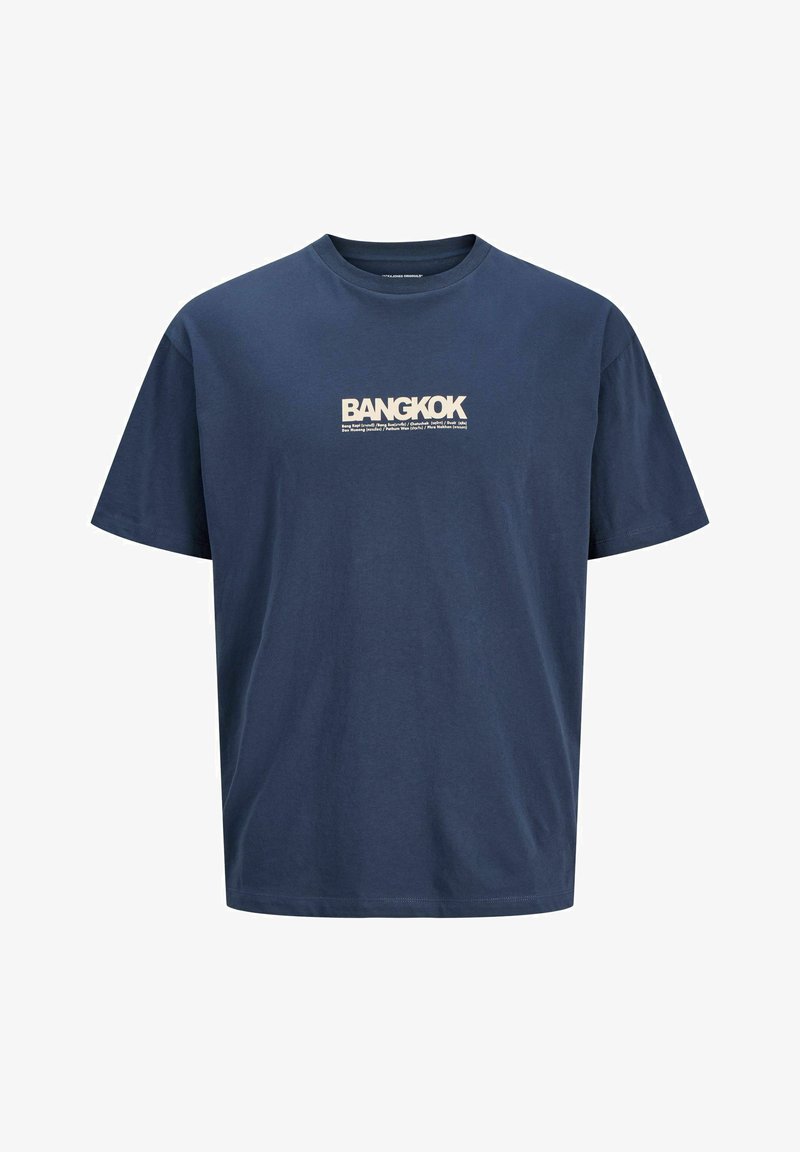 Marineblauw katoenen T-shirt met een ronde hals, korte mouwen en een crèmekleurige tekstgrafiek met de tekst "BANGKOK" op de voorkant.