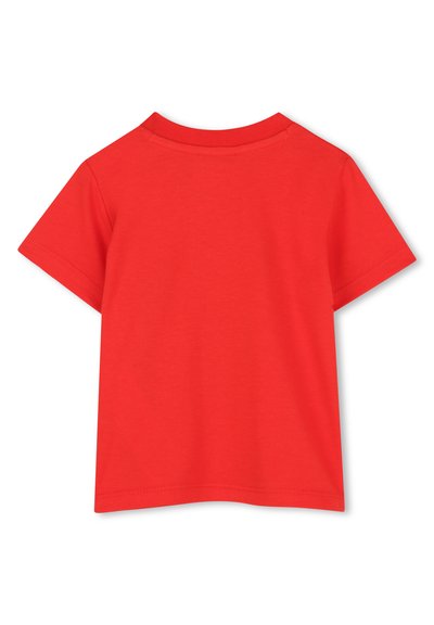 T-shirt en coton rouge avec des manches courtes et un col rond, présentant un dos uni et une texture lisse. Aucun motif ni accent visible.