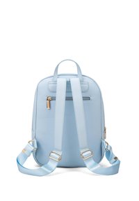 Zaino in ecopelle blu chiaro con hardware dorato, doppie cinghie spalla e tasca frontale con zip. Texture liscia e forma arrotondata.