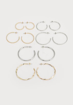 Set di dodici orecchini a cerchio in tonalità argento e oro. Include design attorcigliati, lisci e testurizzati con varie dimensioni e finiture.