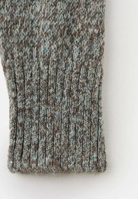 Prenda de punto marrón y gris con una textura acanalada y motas de color azul. La tela es de lana, y presenta pequeños brillantes decorativos.
