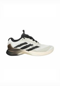 Weißer Sportschuh mit schwarzen Akzenten und drei Streifen. Verfügt über eine strukturierte Sohle, Schnürung vorne und eine gepolsterte Rückseite zur Unterstützung.