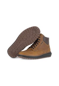 Stivali ankle in pelle marrone con suola nera, lacci neri e battistrada testurizzato, esposti con un stivale in posizione verticale e l'altro che mostra la suola.