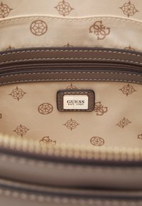 Guess DARYNA  taupe