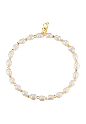 Perlenarmband mit unregelmäßig geformten, glänzenden weißen Perlen und kleinen goldenen Zwischenstücken, mit einem goldenen Anhänger mit Markenlogo.