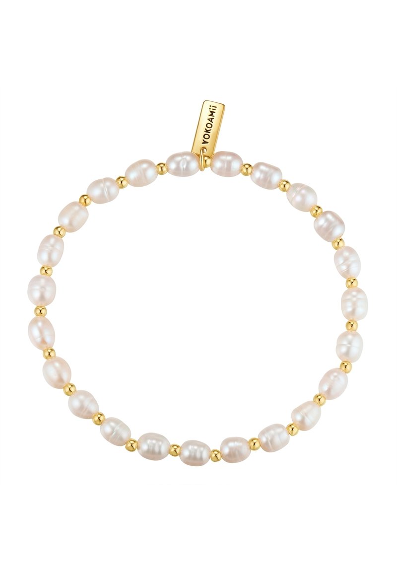 Perlenarmband mit unregelmäßig geformten, glänzenden weißen Perlen und kleinen goldenen Zwischenstücken, mit einem goldenen Anhänger mit Markenlogo.