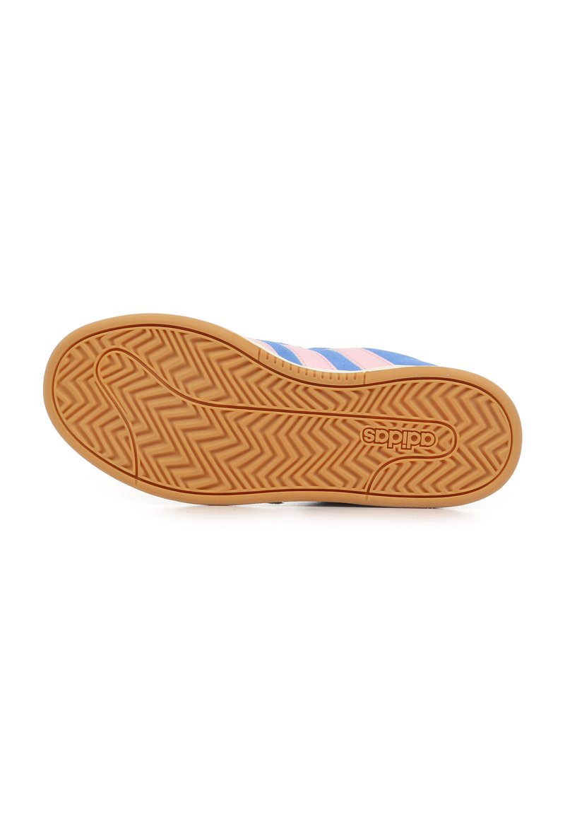 Sneaker blu e rosa con suola in gomma texturizzata, caratterizzata da un motivo a spina di pesce e il logo Adidas sul lato, design a profilo basso.