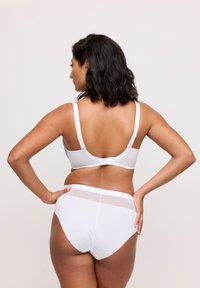 Witte bh met kantafwerking en high-waisted slipset. Gladde stof, verstelbare bandjes en doorzichtige paneeldetails op de slip. Achteraanzicht.