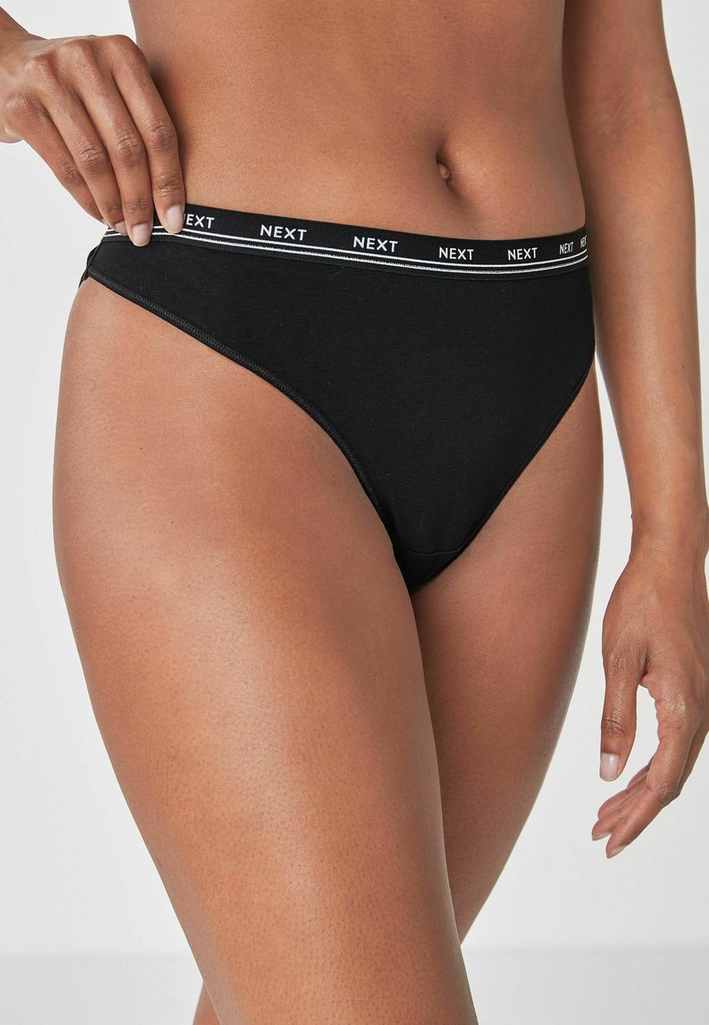 Zwarte katoen bikini met een contrasterende witte elastische tailleband met het "NEXT" logo en een gladde textuur. Ontworpen voor een comfortabele pasvorm.