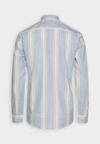 Klassiek overhemd met lange mouwen, gemaakt van lichtgewicht stof met blauw-witte strepen. Voorzien van een standaardkraag en manchetten met knopen.