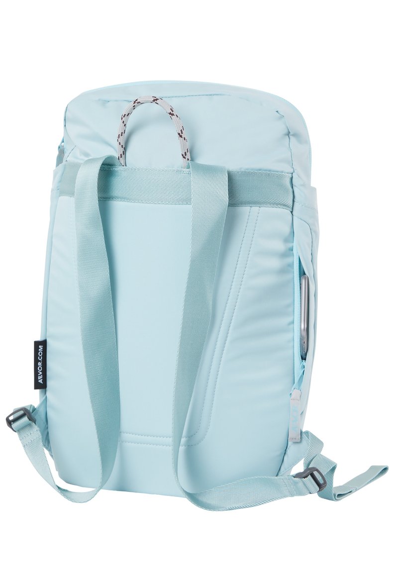 Mochila azul claro con correas acolchadas, un mango de cuerda, un bolsillo exterior con cremallera que sostiene un smartphone plateado y correas laterales ajustables.