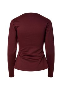 Tumši sarkans, garām piedurknēm pieguļošs krekls, skatīts no mugurpuses, ar apaļu kakla izgriezumu un vieglu jostas līnijas izveidi.