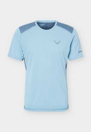 T-shirt de sport bleu clair à manches courtes avec des empiècements d'épaule plus foncés, petit logo sur la poitrine et texte "DYNA" sur la manche gauche.