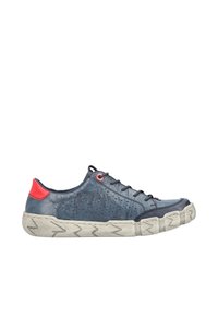 Baskets en cuir bleu marine avec des accents rouges, design perforé, semelle en caoutchouc grise, bout arrondi et fermeture lacée. Détails de surface texturés.