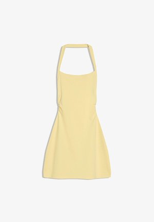 Gul ærmeløs halterneck kjole med tætsiddende bodice og udvidet A-linje nederdel på hvid baggrund.