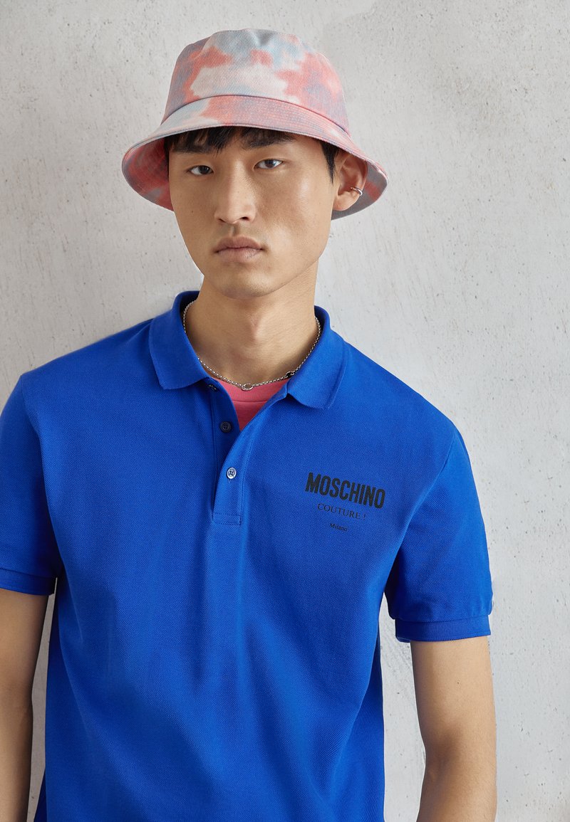 Herren T-shirts & Polos | MOSCHINO UPPER BODY GARMENT Poloshirt blue/hellblau - SZ15129 Herren T-shirts & Polos | MOSCHINO UPPER BODY GARMENT Poloshirt blue/hellblau - SZ15129