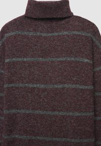 Maglione in maglia bordeaux con collo alto, caratterizzato da strisce orizzontali grigie e una finitura morbida e testurizzata.