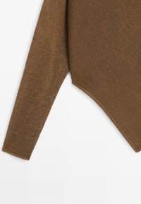 Maglione marrone a maniche lunghe lavorato a maglia con una texture a coste, mostrato di lato con focus sulla manica e sull'orlo del corpo.