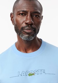 Lacoste BRODÉ FABRIQUÉ EN FRANCE - T-shirt imprimé - bleu