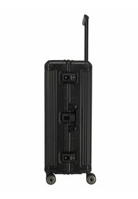Schwarzer Hartschalenkoffer mit vertikalen Rillen, ausziehbarem Griff, Kombinationsschloss und vier Spinner-Rädern für Mobilität.