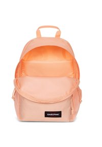 Różowopomarańczowy plecak Eastpak z dużą komorą główną, siateczkowymi kieszeniami bocznymi i charakterystyczną naszywką z logo z przodu.