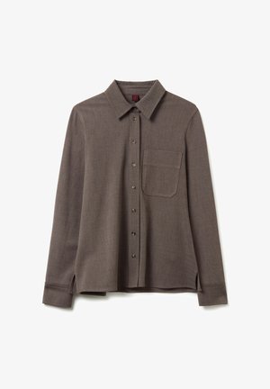 Camicia marrone a maniche lunghe realizzata in tessuto testurizzato, con chiusura a bottoni sul davanti, colletto, taschino singolo sul petto e spacchi laterali all'orlo.