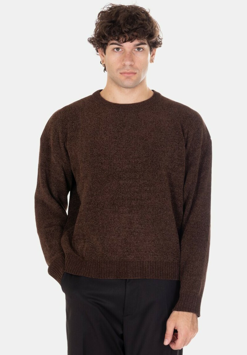 Maglione marrone con texture, collo rotondo e polsini a coste. Vestibilità oversize e motivo a maglia liscia, con maniche lunghe e orlo corto.