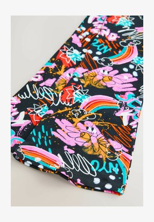 Țesătură neagră cu modele colorate, prezentând fluturi roz, curcubee și modele abstracte în galben, albastru și alb. Textură moale și elastică.