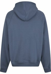 Hanorac bleu cu glugă, cu o textură netedă, manșete și tiv crenelate. Preconizează un buzunar tip kangaroo și un design simplu, curat.