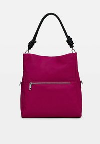 Fuchsia Nylon-Handtasche mit einem schwarzen Gummi-Griff, ausgestattet mit einer vorderen Reißverschluss-Tasche und einer weichen, strukturierten Oberfläche.