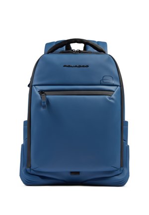 Blauer rechteckiger Rucksack mit vorderer Reißverschlusstasche, schwarzem Griff, gepolsterten Trägern und Piquadro-Logo auf der Vorderseite.