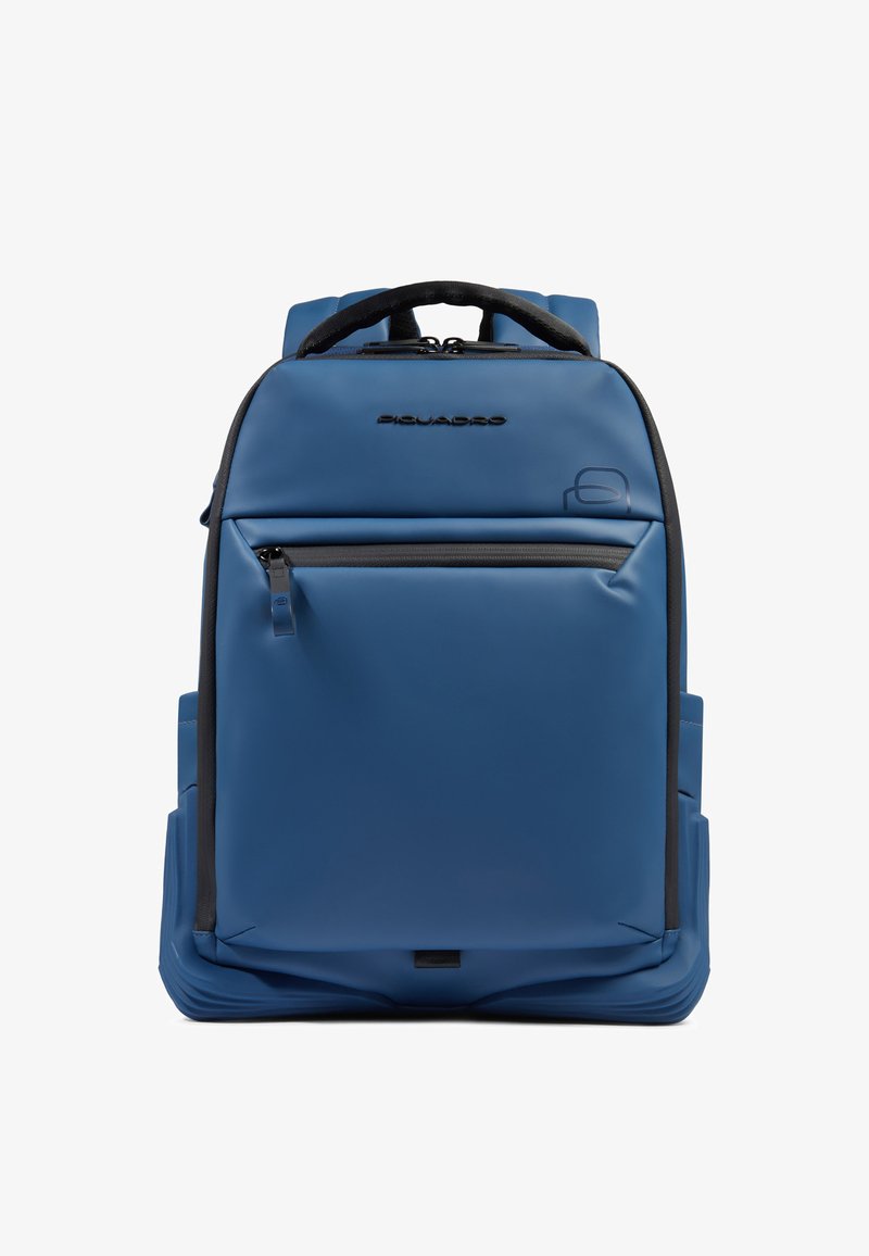 Sac à dos rectangulaire bleu avec poche avant zippée, poignée noire, bretelles rembourrées et logo Piquadro sur le devant.