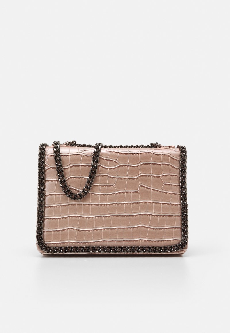 Sac à main en cuir synthétique rose effet crocodile, de forme rectangulaire, orné d'une bandoulière et de détails en chaîne métallique noire.