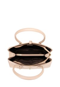Borsa a mano in pelle beige chiaro con due manici superiori, interno spazioso, due compartimenti con zip e una texture liscia. Dettagli in hardware dorato.