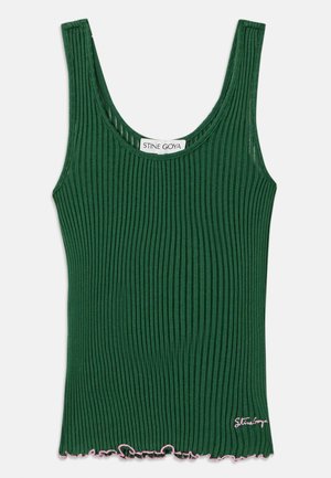 Débardeur vert à côtes avec un col rond, présentant un ourlet ondulé rose et une petite étiquette de logo sur le côté. Fabriqué dans un matériau doux.