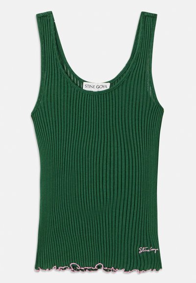 Πράσινο ριγέ αμάνικο τοπ με στρογγυλή λαιμόκοψη, που διαθέτει κυματιστό ροζ τελείωμα και μια μικρή ετικέτα λογότυπου στη πλευρά. Φτιαγμένο από μαλακό υλικό.