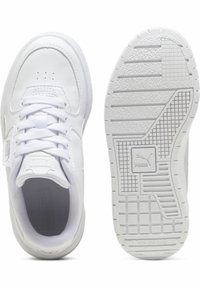 Biele tenisky s hladkým koženým vrchom, okrúhlou špičkou, šnurovaním vpredu, textúrovanou gumovou podrážkou a logom Puma na päte.