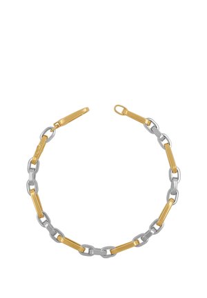 Armband mit abwechselnd polierten goldenen und silbernen rechteckigen und ovalen Gliedern, geöffnet und auf weißem Hintergrund präsentiert.