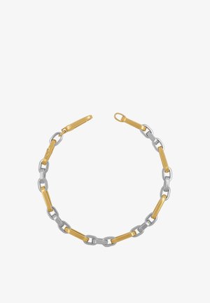 Armband mit abwechselnd polierten goldenen und silbernen rechteckigen und ovalen Gliedern, geöffnet und auf weißem Hintergrund präsentiert.