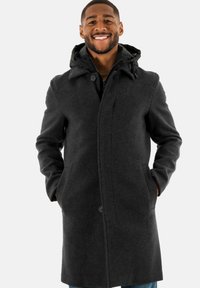 Abrigo de lana gris oscuro con capucha, cierre de botones, bolsillos laterales y un corte ajustado, que presenta una textura suave y un diseño minimalista.