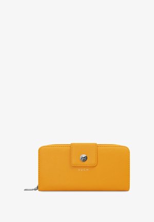 Gelbe Lederbrieftasche mit strukturierter Oberfläche, ausgestattet mit einem Druckknopfverschluss, silberfarbigen Metallakzenten und einem geprägten Logo auf der Vorderseite.